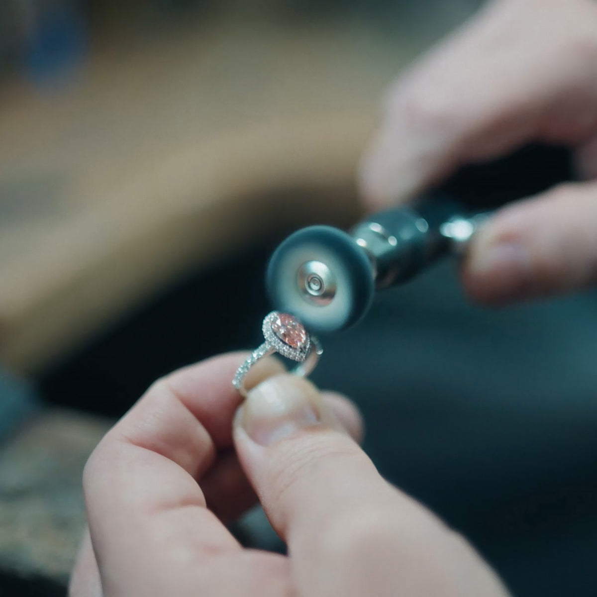 Handwerkliche Bearbeitung eines Diamantrings mit farbigem Lab Grown Diamond im DIAMONET Atelier
