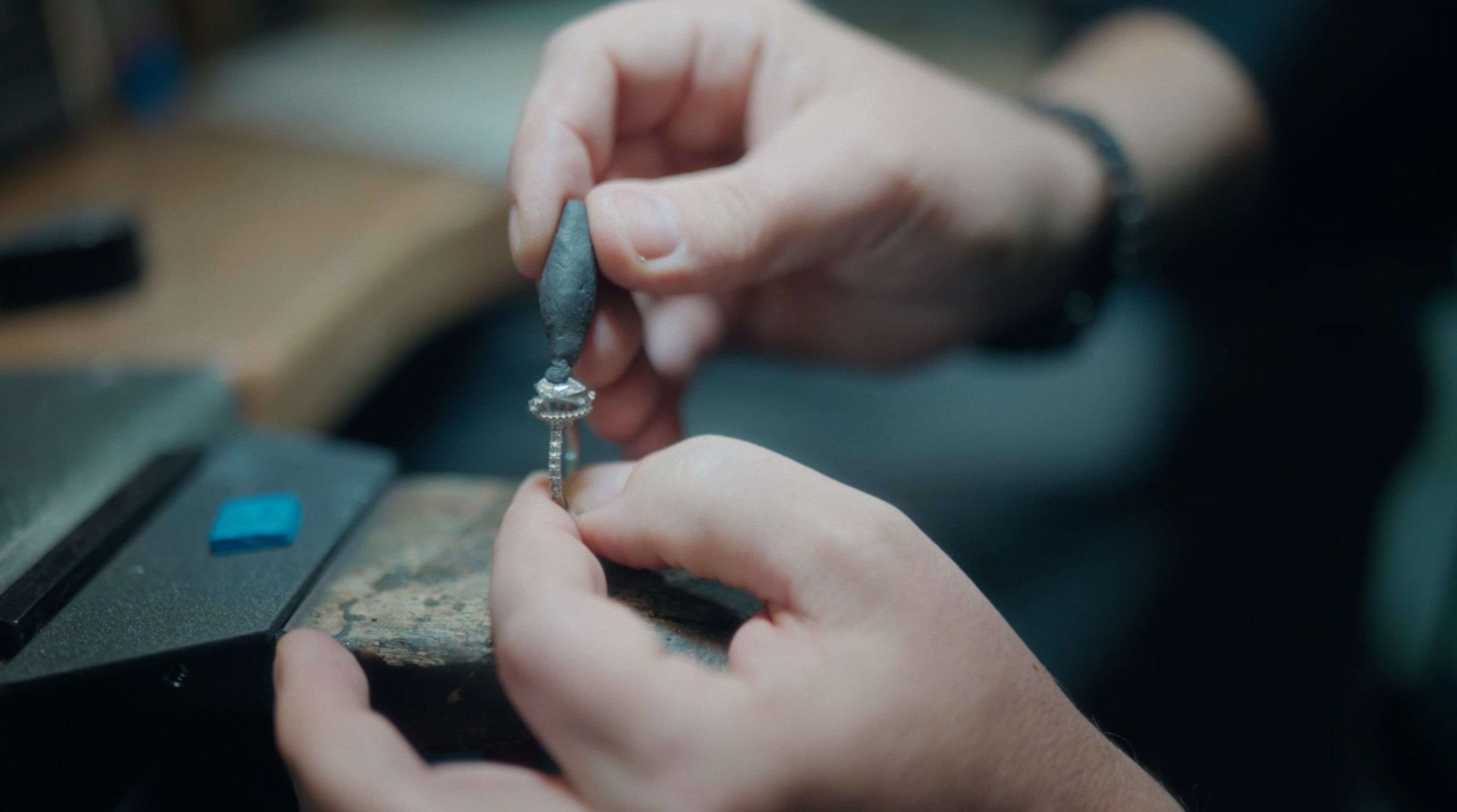 Handgefertigter Labordiamanten Ring entsteht im deutschen Goldschmiedeatelier