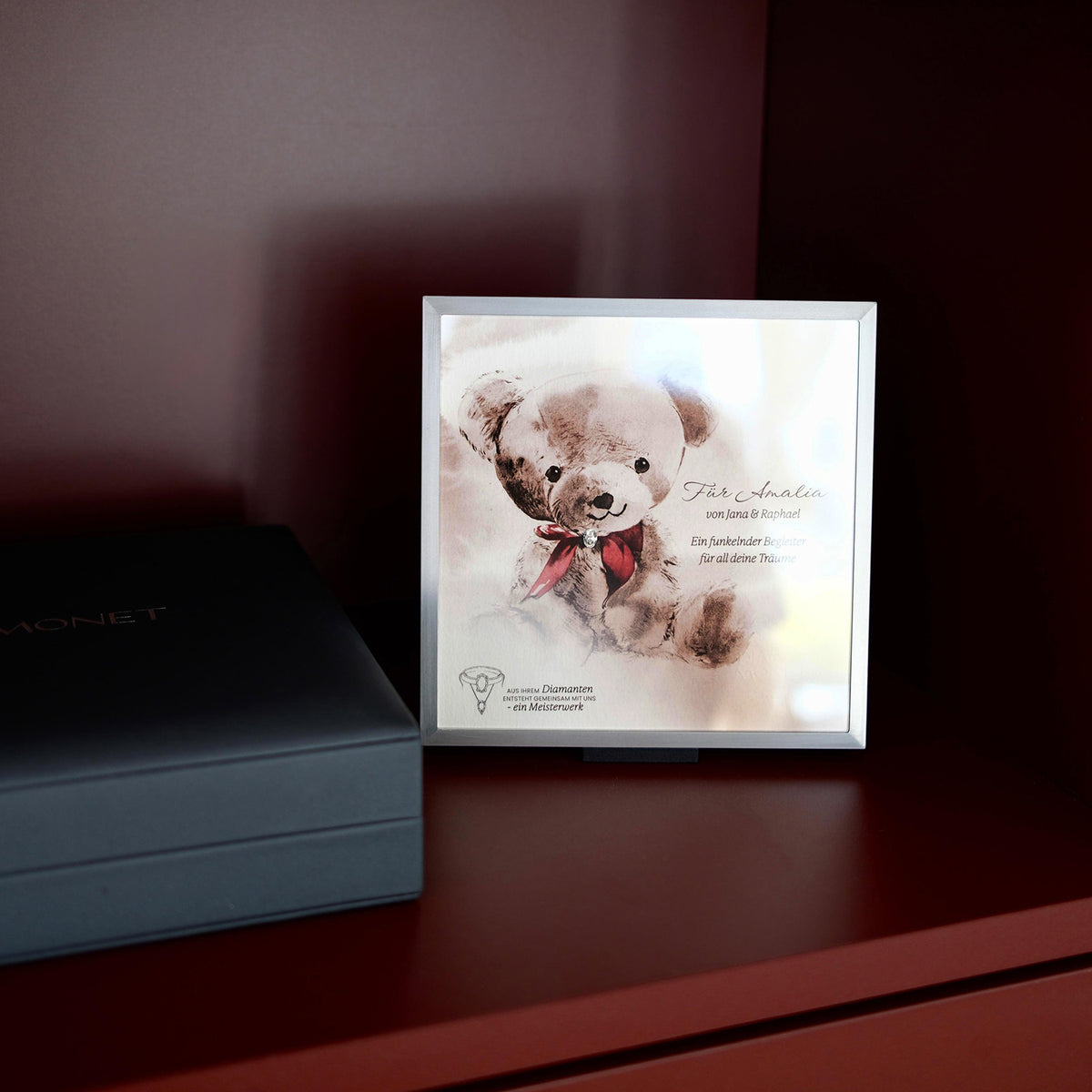THE PRESENT Diamantgeschenk mit Teddy-Aquarell und persönlicher Widmung im roten Regal