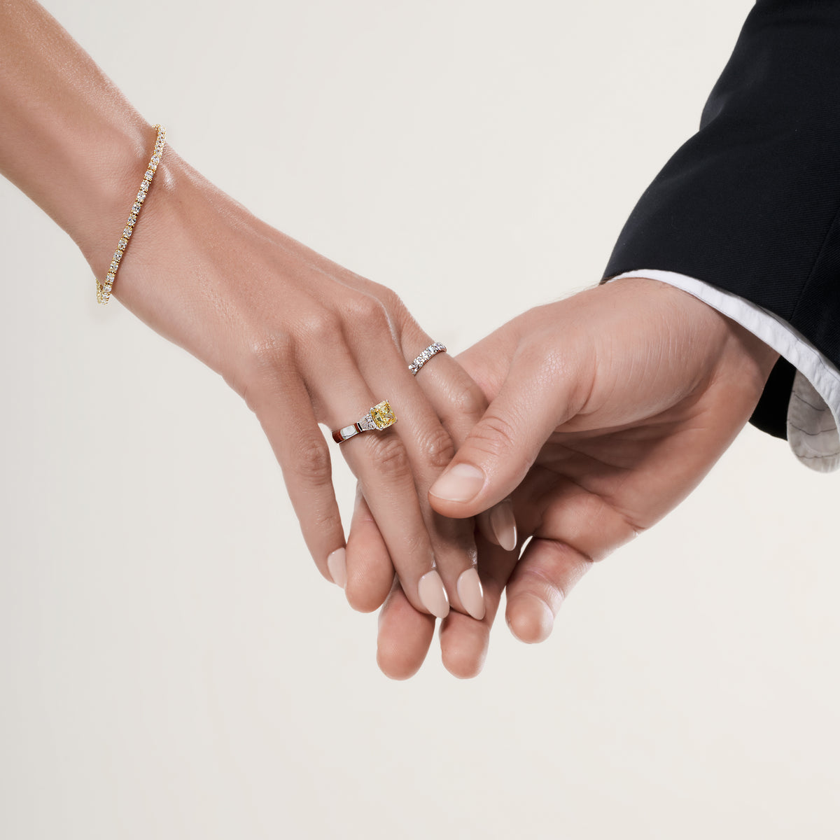Paar trägt Verlobungsringe mit farbigen Lab Grown Diamonds und feinen Diamantschmuck