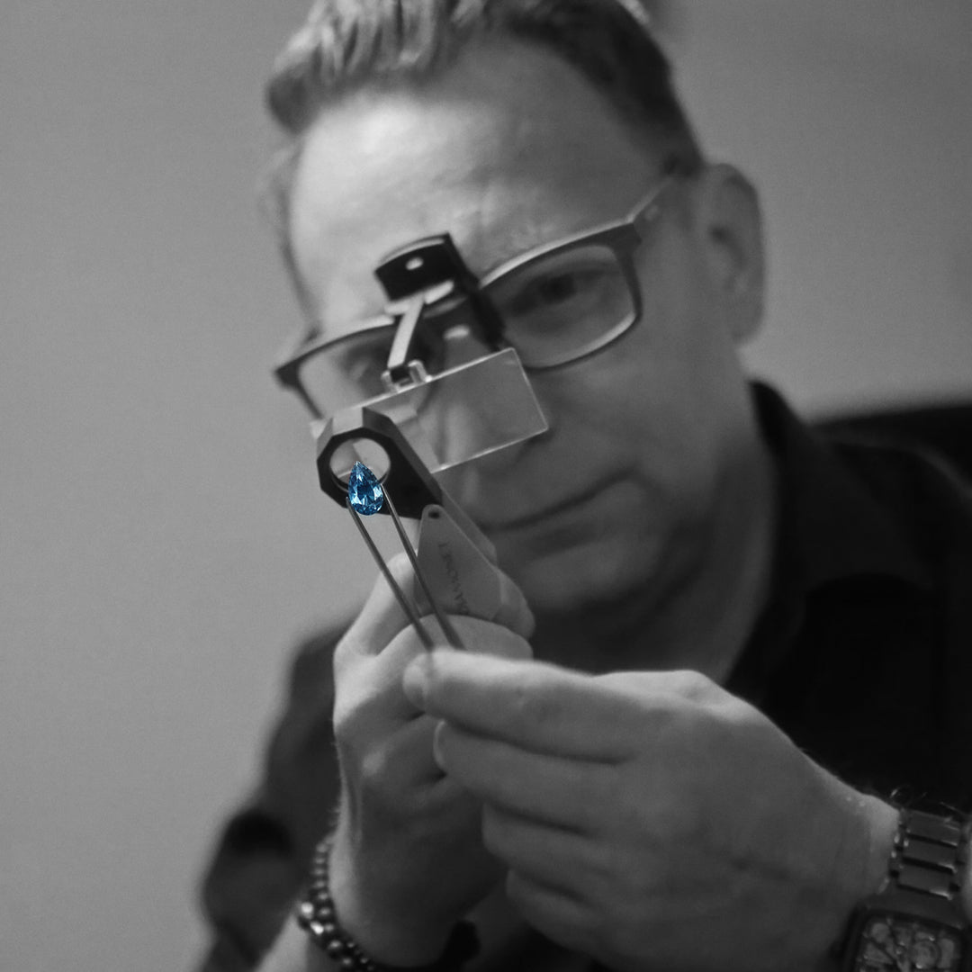 Prüfung eines blauen Lab Grown Diamanten von Sven Schnürle im DIAMONET Atelier